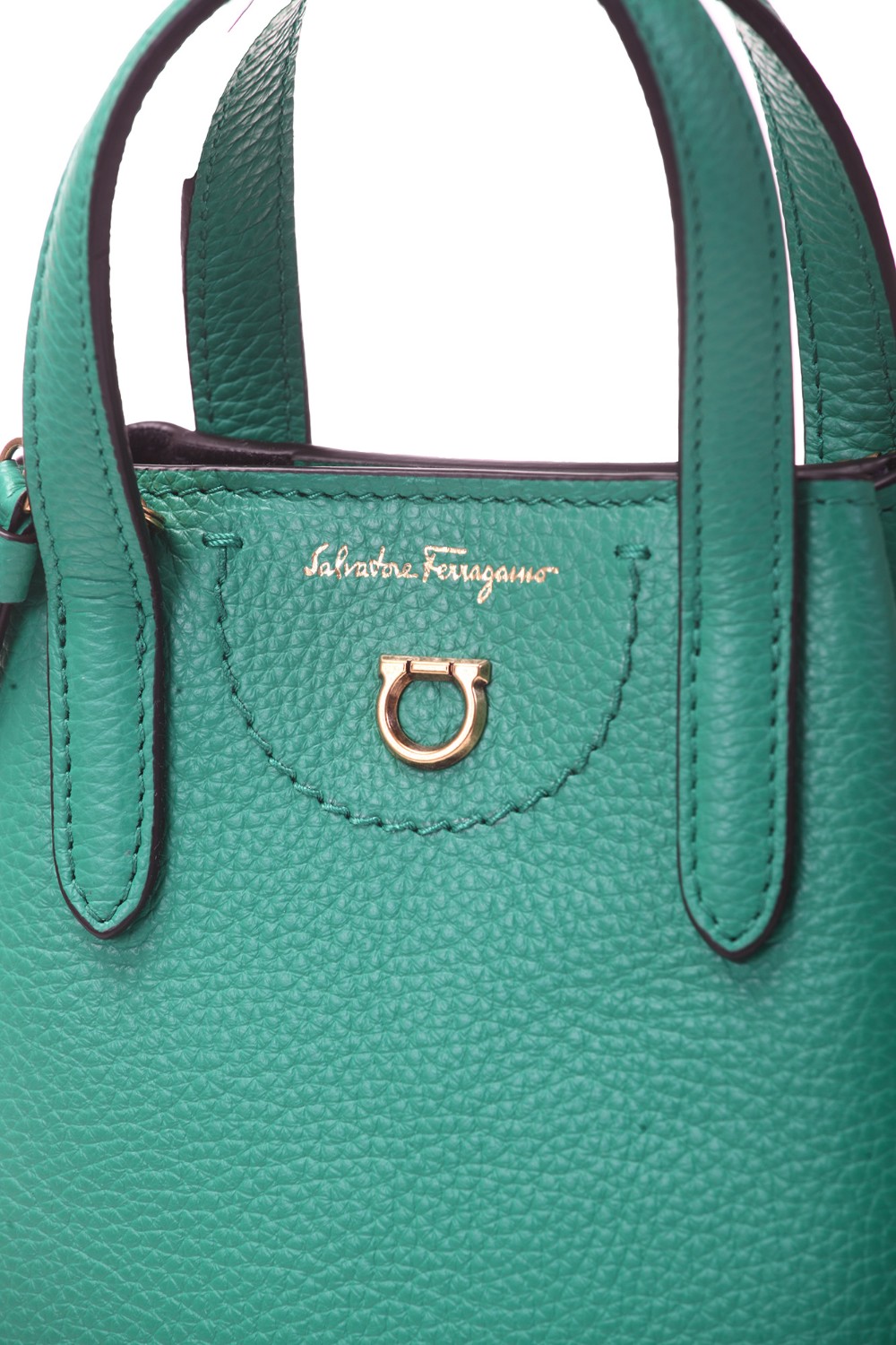shop SALVATORE FERRAGAMO  Borsina: Salvatore Ferragamo "Borsa Minibag Gancini" in pelle di vitello bottalato.
Pellame soffice e ricco al tatto.
Sfoderata.
Comparti interno unico.
Tracolla regolabile e removibile per indossarla a spalla o cross body.
Dimensioni: Altezza 19 cm, Lunghezza 14 cm, Profondità 7 cm.
Composizione: 100% pelle di vitello.
Fabbricato in Italia.. 212964 TRAVEL-002758947 number 4043026